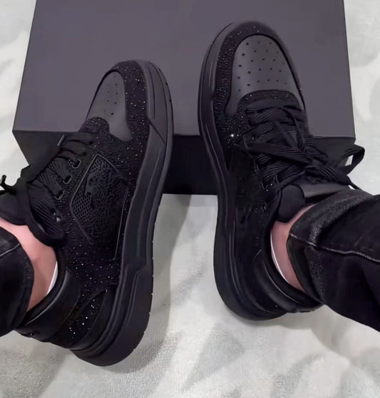 miři black sneakers